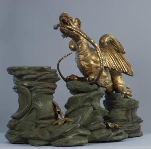 Roma, Final do Século XVIII, Suporte de vaso oriental com dragão dourado (provavelmente Borghese)